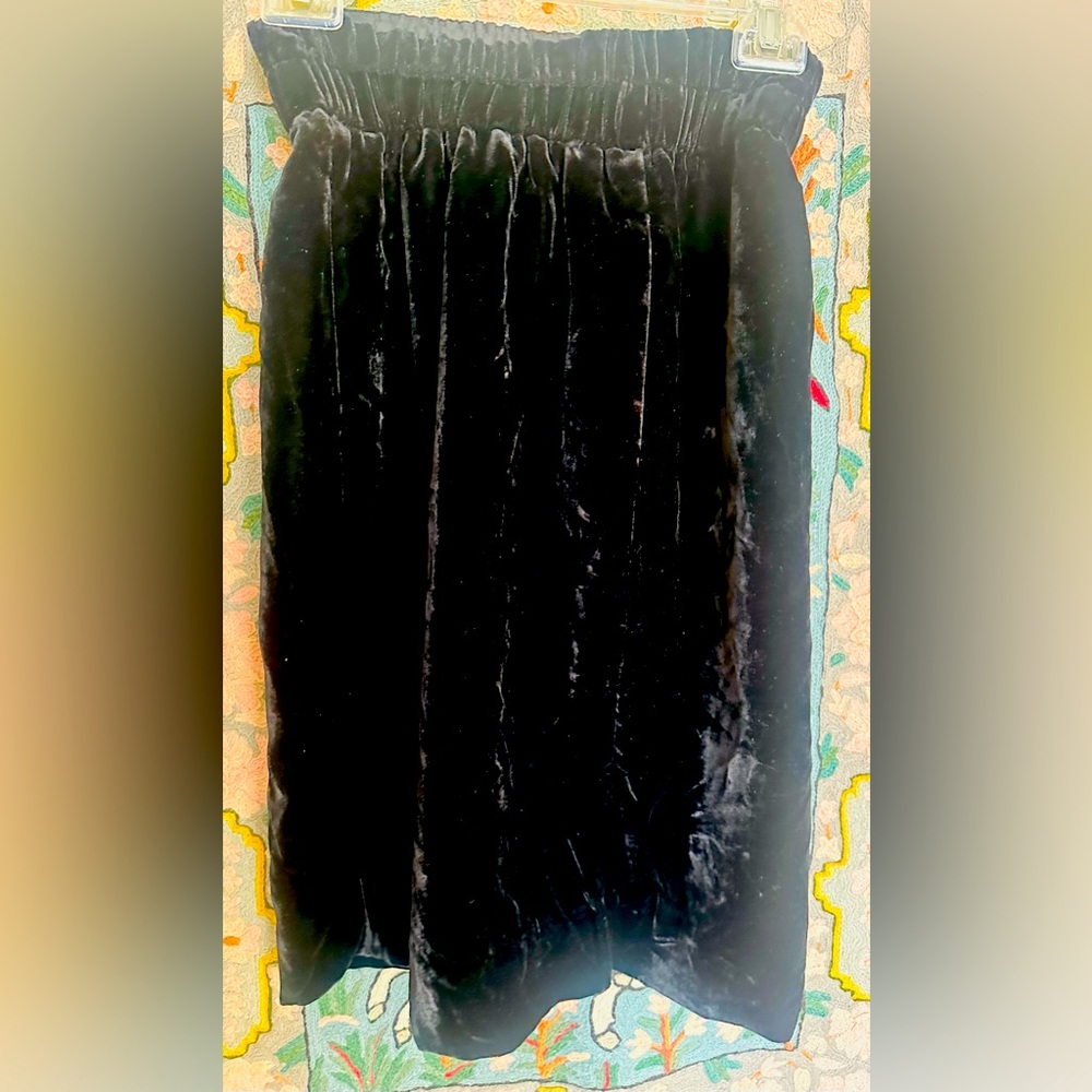 Straight black skirt, velvet with lining.